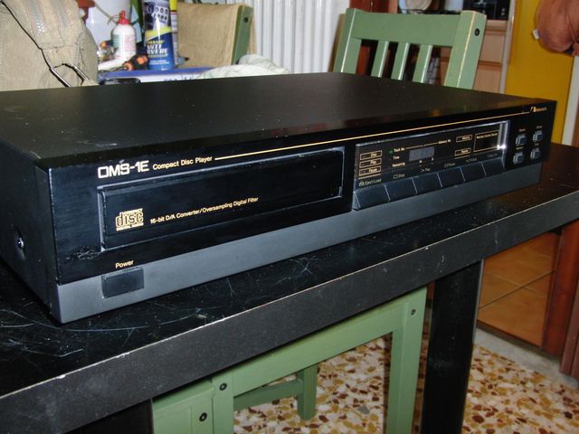 Lettore CD Nakamichi OMS-1E. Ottimo vintage. Costo dell'apparecchio nuovo negli anni '80: più di un milione di lire. Un gran suono. 
