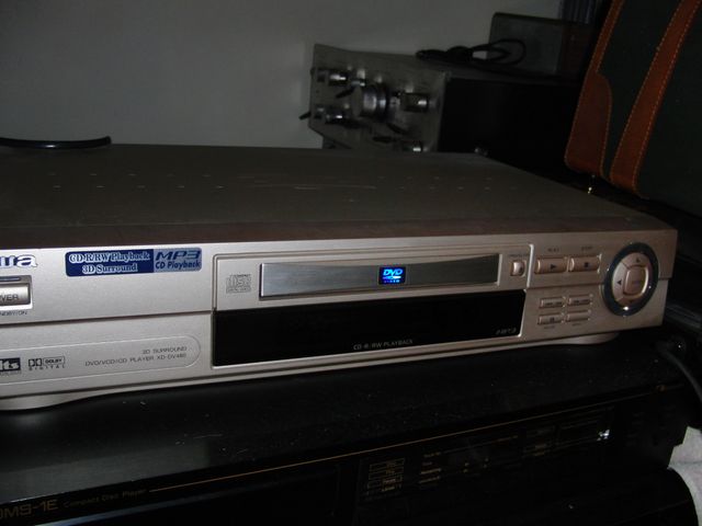 Lettore DVD e CD Aiwa. Ottimo lettore compact disk con una particolarità: può leggere anche gli mp3. Funzionamento OK.
