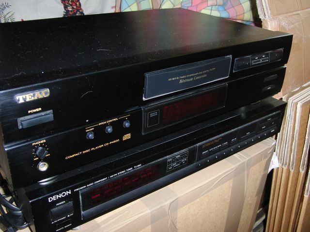 Lettore  CD TEAC modello CDP4500. Ottimo suono e costruzione fuori dal comune.
