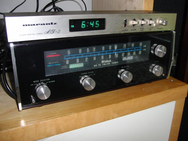 Sintonizzatore MCINTOSH MR 73.
Gran bell'apparecchio.
Segni dell'eta' ci saranno anche ma il suono é delizioso, dolce e suadente. Anche se tu non fossi un assiduo ascoltatore di radio, ti ritroveresti ad averla accesa senza accorgerti per sentire il dolce suono del MCINTOSH.
