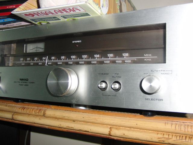 Un classico sintonizzatore vintage della casa giapponese NIKKO FAM 450.
