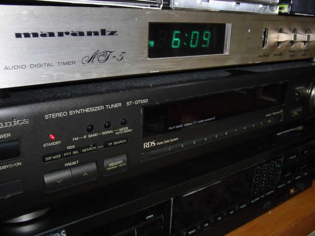 Sotto il timer MARANTZ si vede il buonissimo sinonizzatore con RDS TECNICS ST-GT550 un gioiello sia per la costruzione che per la musicalita' intrinseca.

