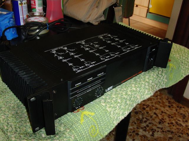 
Amplificatore LEM 1202. 120 watt per canale su 8 hom e ben 240 watt su 4 hom, una bella potenza per un ampli professionale.
Valutazione 250 euro.