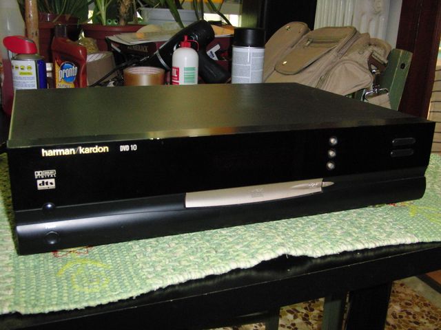 Lettore Harman Kardon DVD 10. Ha un difetto, legge solo dvd e cd originali.
