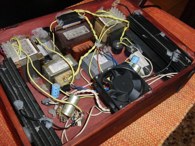 
Amplificatore ELLA tutto cablato in aria.
Un progetto particolare trovato in internet.
Complimenti  ad Alessandro. Naturalmente non si vende.