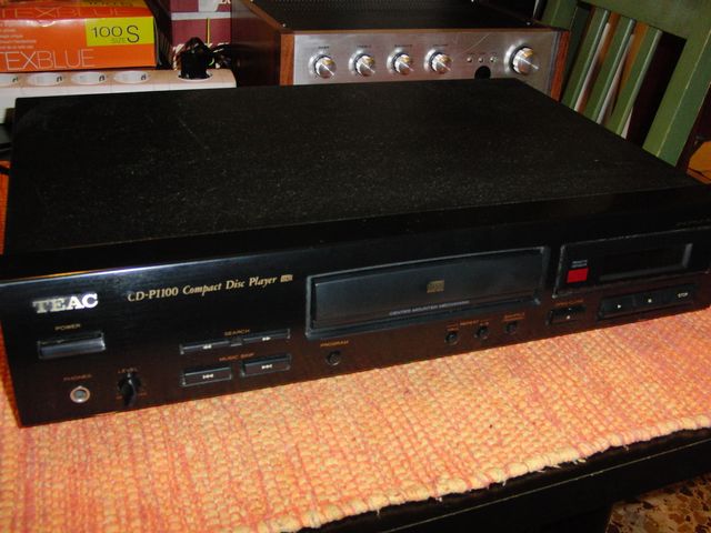 Lettore cd della TEAC, il CD-P1100 un apparecchio che uscito a basso prezzo é divenuto piano piano un lettore apprezzato per il suo suono e la possibilita' di upgredarlo per un suono al top.
