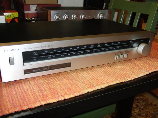 Sintonizzatore TECHNICS ST-S2 analogico con centratura del segnale a led. Un sintonizzatore semplice ma funzionalissimo.
