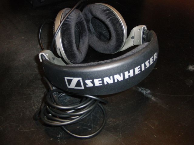 
Cuffia di alte prestazioni questa SENNHEISER HD 555 semiaperta e con una risposta in frequenza ottima.