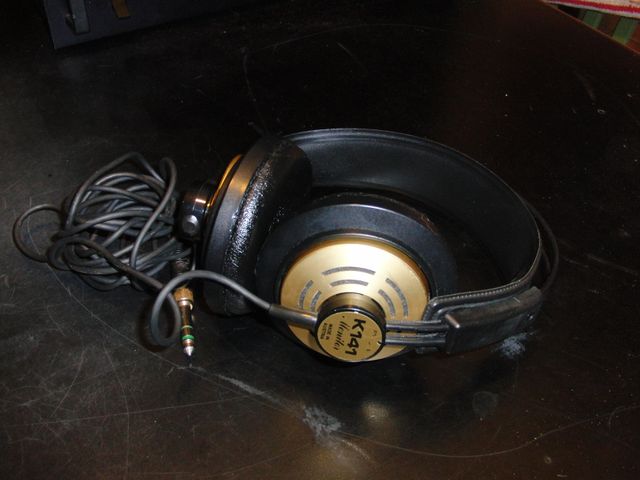 
Una bella cuffia AKG la K 141 monitor ideale per chi vuole un ascolto tranquillo con una cuffia aperta.
