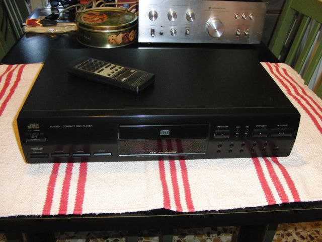 
Lettore cd della ditta nipponica JVC modello XL-V230 , con telecomando. Buonissimo suono.