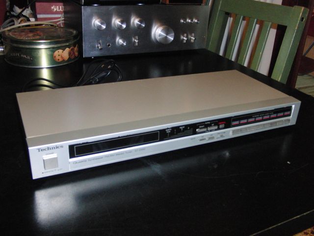 Semplice sintonizzatore al quarzo con memorie. Della ditta Technics modello ST.-Z450.
