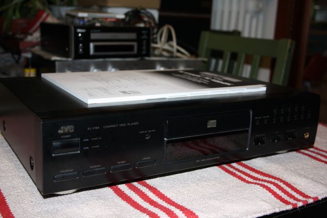 Lettore per compact disck JVC XL-V184, senza telecomando.
