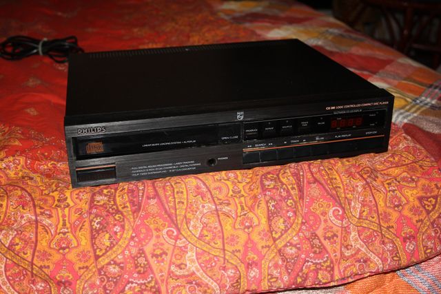 Lettore PHILPS CD380. Ottimo con meccanica CDM4 e convertitore TDA1543. Buon suono. 