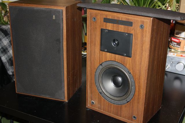 
Casse AR 8bx vintage.
Un due vie piccolo ma con un suono molto buono.
Sospensione pneumatica e suono Americano.