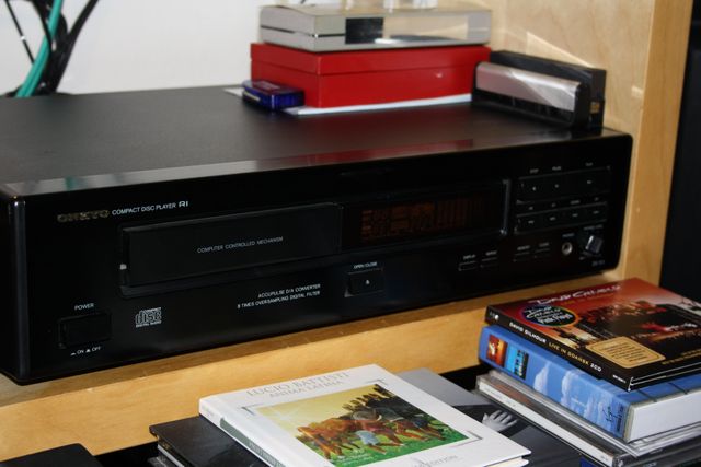 Lettore cd della ONKIO, il DX701, molto buono il suo suono.
