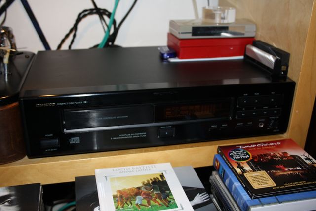 
Lettore cd ONKIO DX701, buonissimo, suono dolcissimo.