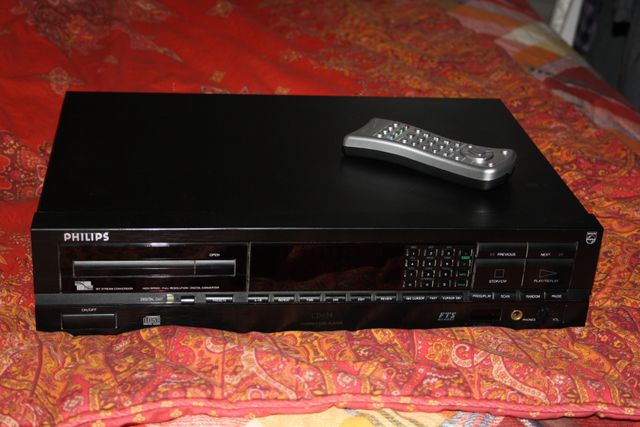 Lettore CD Philips CD634, con telecomando, costruzione e funzionamento ottimi. Molto ben suonante.

