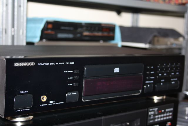 Elegante lettore cd Kenwood DP 1050.
Legge qualsiasi cd.
