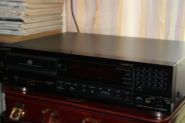 Lettore cd della casa giapponese SONY.
IL CD 228 ESD oltre ad essere un ottimo lettore di compact Disc è pieno di possibilità, uscita digitale per DAC,uscita cuffia con regolazione volume e tanto altro. Con telecomando.
