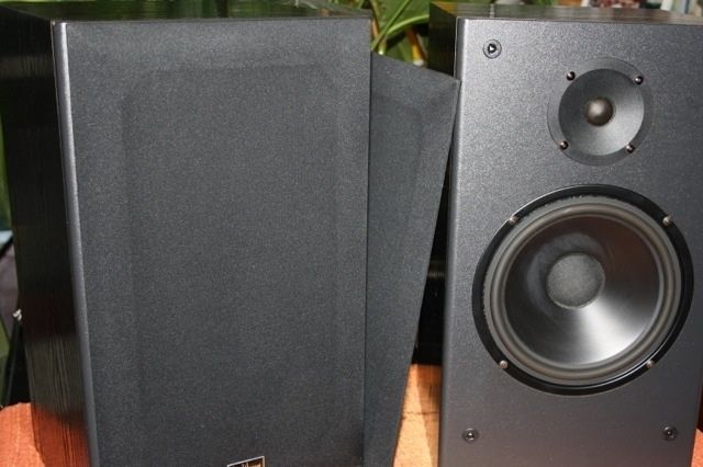 Casse AUDIKRON AD1 a due vie con ottimi altoparlanti.
Media grandezza e suono equilibrato.
