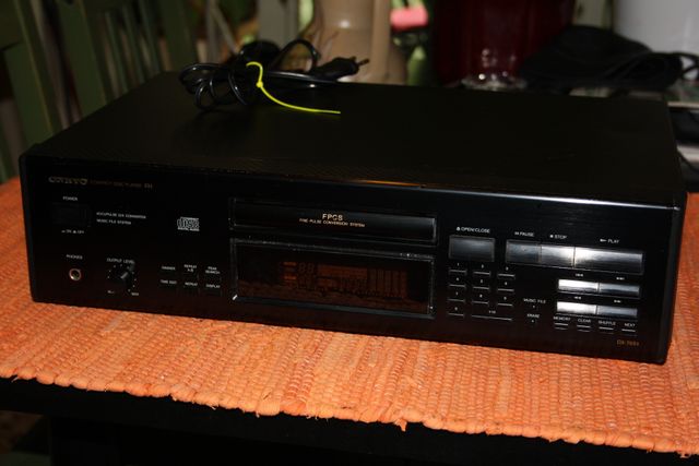 Lettore CD della nota ditta giapponese ONKIO DX 7051.
Molto buono musicalmente.