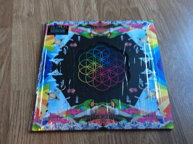 È uscito in questi giorni di inizio Dicembre 2015, il nuovo disco dei Coldplay con il titolo: a head full of Dreams.
Non si può dire che i coldplay siano conservatori nel fare musica. Una grande voglia di musica 
