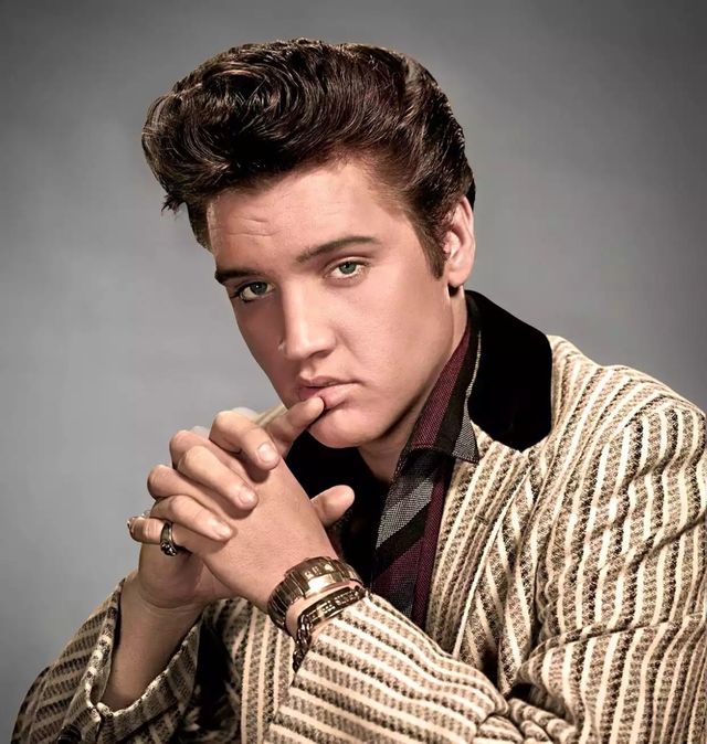 Un cantante che ha trasformato il modo di cantare.
Elvis Presley