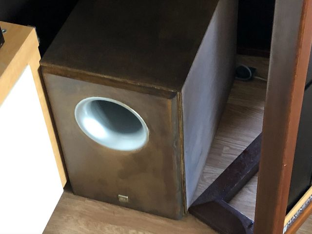 Questo Subwoofer Canton è arrivato dalla Germania. Sono riuscito a comprarlo ed era veramente conciato. Ora è in sala e suona molto bene. 